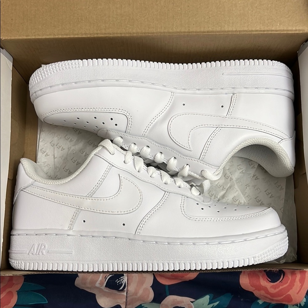 Womens NIKE AIR FORCE ONES (white) size 7